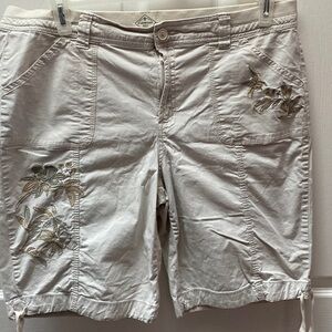 C womens St John’s Bay longer shorts size 16